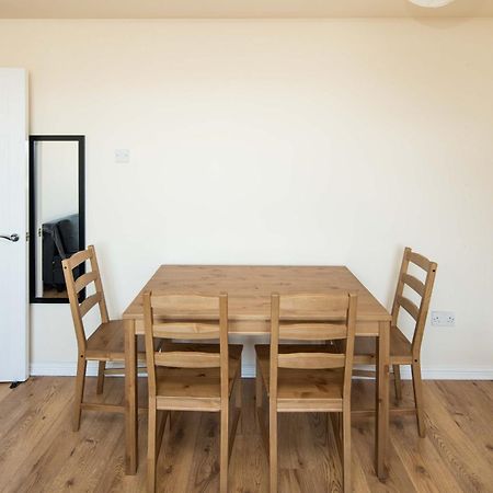 2Bd London Flat - City Buzz & Parkside Serenity Appartement Buitenkant foto